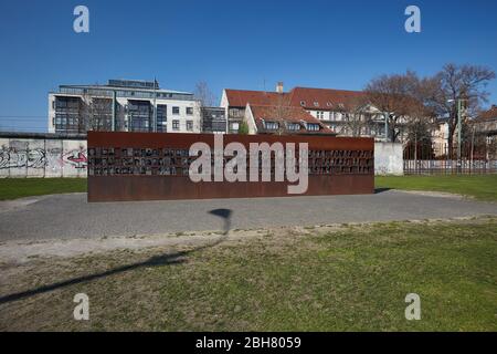 26.03.2020, Berlin, Berlin, Deutschland - im westlichen Teil des Areals A der Gedenkstätte Berliner Mauer in Berlin-Mitte. Das Fenster des Gedenkens Stockfoto