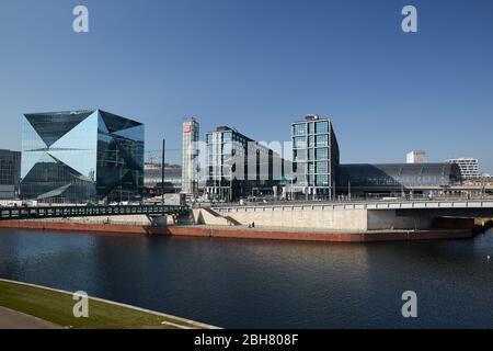 26.03.2020, Berlin, Berlin, Deutschland - das Bürogebäude Cube Berlin und der Hauptbahnhof in Berlin-Mitte. 00R200326D054CAROEX.JPG [MODELLFREIGABE: Stockfoto