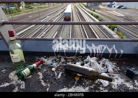 04.07.2019, Berlin, Deutschland - leere Flaschen, Zigarettenkippen und Papier liegen am Rand einer Brücke. 00S190704D064CAROEX.JPG [MODELLFREIGABE: NICHT APPL Stockfoto