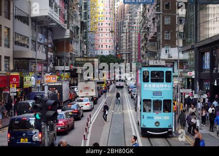 06.12.2019, Hong Kong, Hong Kong, China - Straßenverkehr im Stadtzentrum. 00S191206D177CAROEX.JPG [MODEL RELEASE: NEIN, PROPERTY RELEASE: NO (c) caro i Stockfoto