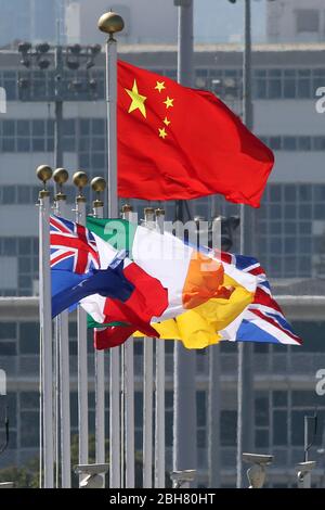 08.12.2019, Hongkong, Hongkong, China - Nationalflaggen verschiedener Länder winken im Wind, vor allem die chinesische Nationalflagge. 00S191208 Stockfoto