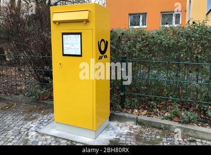 20.01.2020, Berlin, Deutschland - Mailbox der Deutschen Post AG. 00S200120D398CAROEX.JPG [MODELLFREIGABE: NICHT ZUTREFFEND, EIGENTUMSFREIGABE: NEIN (C) CARO Stockfoto