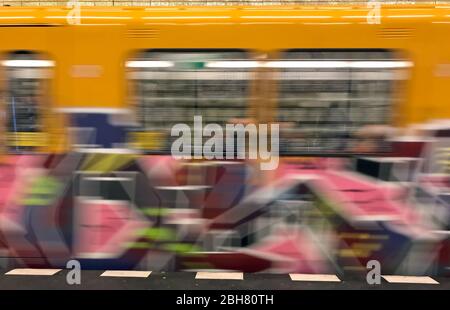 24.01.2020, Berlin, , Deutschland - Dynamik: Graffiti auf einem U-Bahn-Wagen. 00S200124D427CAROEX.JPG [MODEL RELEASE: NEIN, PROPERTY RELEASE: NO (c) caro images / Stockfoto