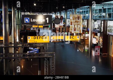 10.04.2020, Amsterdam, Nordholland, Niederlande - Auswirkungen der Corona-Pandemie: Keine Personen im Terminal am Flughafen Schiphol. 00S200410D302CAROEX Stockfoto
