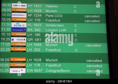 10.04.2020, Berlin, Deutschland - Auswirkungen der Corona-Pandemie: Viele Flüge für den Tag wurden gestrichen. 00S200410D333CAROEX.JPG [MODELLFREIGABE: Stockfoto