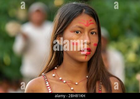 Peruanische Mädchen in traditionellem festlichen Gewand treffen im peruanischen Amazonas auf die Besucher mit Musik und Tanz Stockfoto