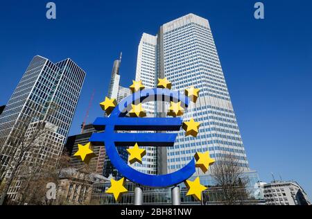 01.04.2020, Frankfurt am Main, Hessen - die Euro-Skulptur vor dem Eurotower im Frankfurter Bankenviertel. 00X200401D010CAROEX.JPG Stockfoto