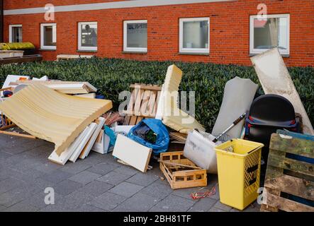 06.04.2020, Münster, Nordrhein-Westfalen, Deutschland - Sperrmüll auf dem Bürgersteig vor einem Haus in der Innenstadt in Zeiten der Corona-Cis Stockfoto