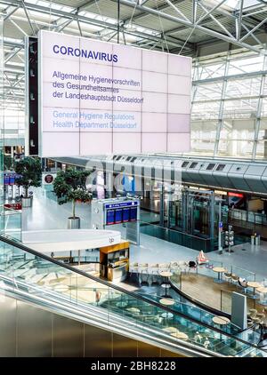 09.04.2020, Düsseldorf, Nordrhein-Westfalen, Deutschland - Flughafen Düsseldorf, verlassene Abflughalle in Zeiten der Koronakrise, ein Display gibt Stockfoto