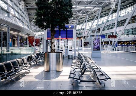 09.04.2020, Düsseldorf, Nordrhein-Westfalen, Deutschland - Flughafen Düsseldorf, verlassene Abflughalle in Zeiten der Koronakrise. 00X200409D038CA Stockfoto