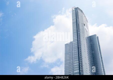 Die Glasgebäude in Bangkok City mit blauem Himmel Hintergrund zeigt sein Design und Verkehr. Bangkok, Thailand 14. April 2018 Stockfoto