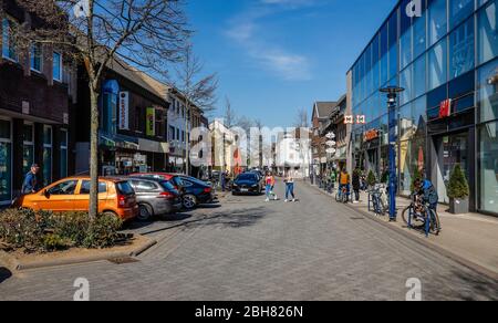 15.04.2020, Heinsberg, Nordrhein-Westfalen, Deutschland - Hochstraße in Heinsberg, Haupteinkaufsstraße in Zeiten der Corona-Pandemie mit Kontakt b Stockfoto