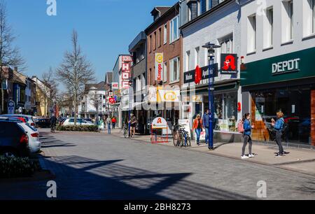 15.04.2020, Heinsberg, Nordrhein-Westfalen, Deutschland - Hochstraße in Heinsberg, Haupteinkaufsstraße in Zeiten der Corona-Pandemie mit einem Verbot Stockfoto