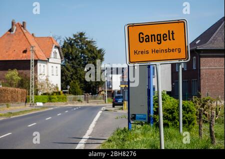 15.04.2020, Gangelt, Nordrhein-Westfalen, Deutschland - Ortsschild Gangelt im Landkreis Heinsberg ist Gangelt das erste deutsche Epi Stockfoto