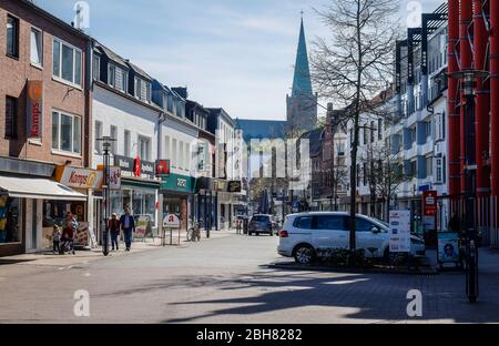 15.04.2020, Heinsberg, Nordrhein-Westfalen, Deutschland - Hochstraße in Heinsberg, Haupteinkaufsstraße in Zeiten der Corona-Pandemie mit Kontakt b Stockfoto