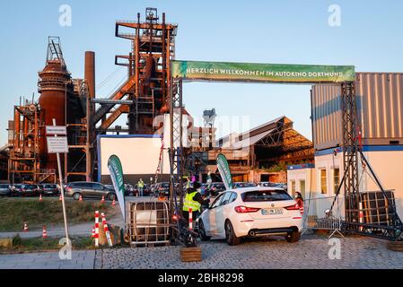 20.04.2020, Dortmund, Nordrhein-Westfalen, Deutschland - Drive-in Kino Dortmund, neu eröffnetes Drive-in Kino vor dem ehemaligen Hochofen pl Stockfoto