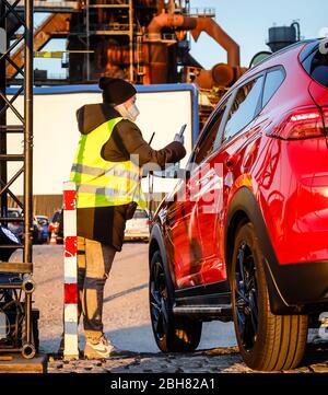 20.04.2020, Dortmund, Nordrhein-Westfalen, Deutschland - Drive-in Kino Dortmund, neu eröffnetes Drive-in Kino vor dem ehemaligen Hochofen pl Stockfoto