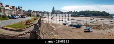 Saint Malo, Bretagne, Frankreich - 5. Juli 2017: Panoramablick auf den Hafen bei Plage de Solidor in Saint Malo an einem heißen Sommertag Stockfoto