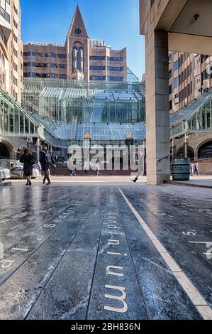 Minster Court, Mincing Lane, von der Plantation Lane aus gesehen, zeigt den dekorierten Bürgersteig mit den ursprünglichen Namen für London ab der Römerzeit Stockfoto