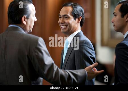 Austin Texas USA, 27. Mai 2009: Julian Castro, der neu gewählte Bürgermeister von San Antonio, besucht nach seinem Wahlsieg im Frühjahr die Gesetzgeber im texanischen Kapitol. Castros identischer Zwillingsbruder Joaquin (rechts) ist ein Staatsvertreter aus San Antonio. ©Bob Daemmrich Stockfoto