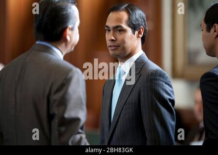 Austin Texas USA, 27. Mai 2009: Julian Castro, der neu gewählte Bürgermeister von San Antonio, besucht nach seinem Wahlsieg im Frühjahr die Gesetzgeber im texanischen Kapitol. Castros identischer Zwillingsbruder Joaquin (rechts) ist ein Staatsvertreter aus San Antonio. ©Bob Daemmrich Stockfoto