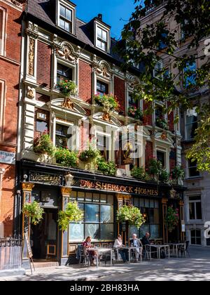 The Sherlock Holmes, ein öffentliches Gebäude im viktorianischen Stil in der Northumberland Street nahe Charing Cross, das eine Sammlung von Holmes-Erinnerungsstücken enthält Stockfoto