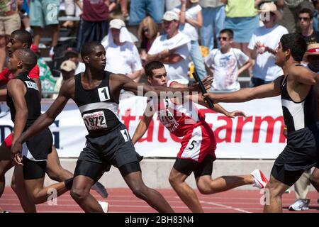 Austin Texas USA, Juni 6 2009: Handoff-Action in der 1600-Meter-Staffel der Jungen bei den Texas High School State Track Championships im University of Texas Track Stadium. ©Bob Daemmrich Stockfoto