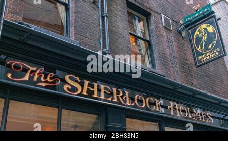 The Sherlock Holmes, ein öffentliches Gebäude im viktorianischen Stil in der Northumberland Street nahe Charing Cross, das eine Sammlung von Holmes-Erinnerungsstücken enthält Stockfoto