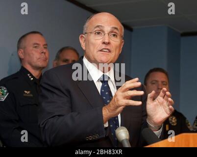 Austin Texas USA, 15. September 2009: Der ehemalige Bürgermeister von New York, Rudy Giuliani, spricht auf einer Pressekonferenz mit Texas Gov. Rick Perry (nicht abgebildet) prangert an, was sie sagen, dass die Bundesregierung in Bezug auf Grenzwanderungsfragen, die Texas und den Rest der Vereinigten Staaten betreffen, nicht gehandelt hat. Perry und Giuliani tourten in einer Reihe von politischen Spendenaufenthalten durch den Staat. ©Bob Daemmrich Stockfoto