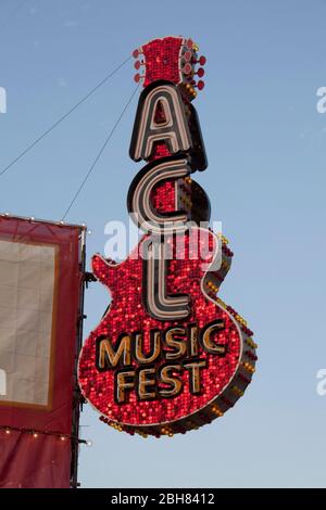 Austin, Texas, USA, 2. Oktober 2009: Ein Festzelt am Eingang des dreitägigen Austin City Limits Music Festival (ACL) im Zilker Park, bei dem täglich 130 Bands vor mehr als 60.000 Musikfans spielen. ©Bob Daemmrich Stockfoto