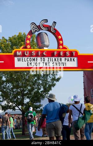 Austin, Texas, USA, 2. Oktober 2009: Am ersten Tag des dreitägigen Austin City Limits Music Festival (ACL) im Zilker Park strömen Fans durch das Eingangszelt, bei dem täglich 130 Bands vor mehr als 60.000 Musikfans spielen. ©Bob Daemmrich Stockfoto