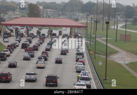 Fort Hood, Texas, USA, 9. November 2009: Der Verkehr geht am Montag vor dem Besuch von Präsident Obama auf der Basis in Fort Hood an das Haupttor. ©Bob Daemmrich Stockfoto