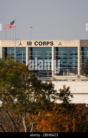 Fort Hood Texas USA, 5. November 2009: USA Armee III Korps Hauptquartier Gebäude. Das III. Korps überwacht die Kavalleriedivision der Armee 1., die Panzerdivision 1., die Infanterie-Division 4. und die Infanterie-Division 1.. ©Bob Daemmrich Stockfoto