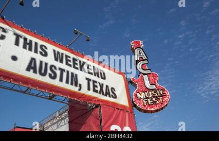 Austin, Texas, USA, 2. Oktober 2009: Ein Festzelt am Eingang des dreitägigen Austin City Limits Music Festival (ACL) im Zilker Park, bei dem täglich 130 Bands vor mehr als 60.000 Musikfans spielen. ©Bob Daemmrich Stockfoto