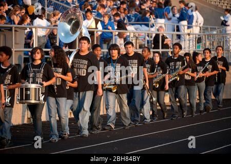 Austin Texas USA, 29. September 2009: Mitglieder der Marschkapelle an der überwiegend hispanischen High School verlassen das Feld, nachdem sie an den 37. jährlichen Marschkapelle-Festschulen der High School in der Region Austin auftreten. Alle anderen Schulbands trugen traditionelle Uniformen, während Eastside's passende T-Shirts und Jeans trug. ©Bob Daemmrich Stockfoto