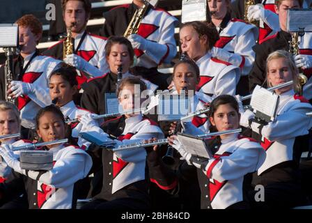 Austin, Texas, USA, 29. September 2009: Studenten treten beim jährlichen Marching Band Festival für High Schools in der Umgebung von Austin auf. ©Bob Daemmrich Stockfoto