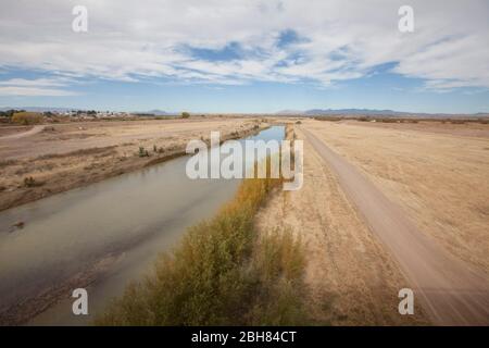 Presidio, Texas USA, 9. Dezember 2009: Der Rio Grande River bei Presidio, Texas blickt nach Westen mit Mexiko auf der linken Seite und Texas auf der rechten Seite. ©Bob Daemmrich Stockfoto