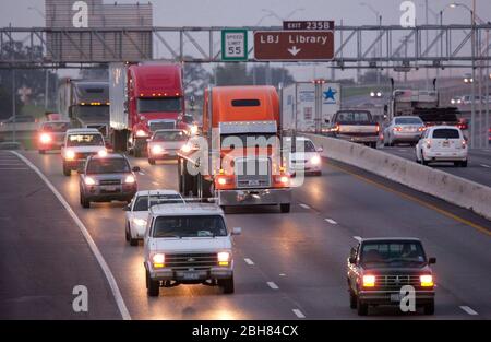 Austin, Texas, USA, 5. Oktober 2009: Am frühen Abend fährt der Verkehr an einem leicht nebligen Abend auf der Interstate 35 am Martin Luther King Blvd. In die Innenstadt von Austin. © Bob Daemmrich Stockfoto