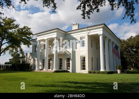 Austin Texas USA, 1. Oktober 2009: Außenansicht des privaten Woodlawn, eines Hauses im griechischen Wiederbelebungsstil, das auch als Pease Mansion bekannt ist. Das Haus spiegelt das Herrenhaus des Gouverneurs von Texas wider, da beide vom Architekten Abner Cook entworfen wurden. ©Bob Daemmrich Stockfoto