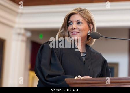 Austin, Texas, USA, 11 2010. Januar: Eva Guzman aus Houston, die erste Justiz des Obersten Gerichtshofs von Latina Texas, spricht bei ihrer Vereidigung im Texas Capitol. ©Bob Daemmrich Stockfoto