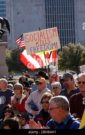 Austin Texas USA, 16. Januar 2009: Eine Koalition von Tea-Party-Gruppen, die verschiedene Ursachen befürworten, versammelten sich gegen Demokraten und US-Präsident Barack Obama im Texas Capitol. Die Veranstaltung findet eine Woche nach der Absage einer Konferenz zur Teeparty im Februar in San Antonio statt, bei der Sarah Palin als Sprecherin teilnehmen sollte. ©Bob Daemmrich Stockfoto