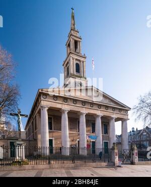 St John's Church, Waterloo, eine anglikanische Kirche, die 1822–24 im Stil der griechischen Wiedergeburt erbaut wurde und von Francis Octavius Bedford entworfen wurde, nahe dem Bahnhof Waterloo. Stockfoto