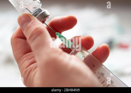 Womans Hand Krankenschwester Gesundheitsarbeiter hält Spritze und wählt Medizin aus Flasche auf weißem Hintergrund Stockfoto