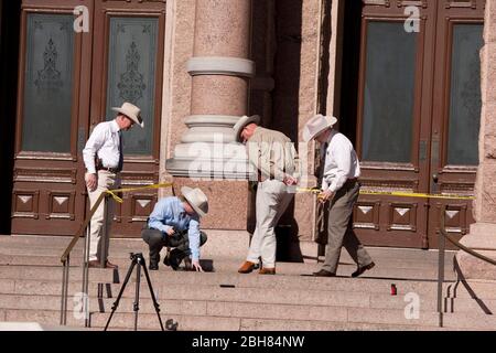 Austin Texas USA, 21 2010. Januar: Texas Rangers untersuchen Beweise auf den Südstufen des Texas Capitol, nachdem ein Mann dort mehrere Schüsse in die Luft geschossen hat. Der Mann hatte zuvor in Texas LT. Gov. Dan Patrick's Capitol Büro ©Bob . Stockfoto