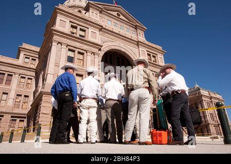 Austin Texas USA, 21 2010. Januar: Texas Rangers untersuchen Beweise auf den Südstufen des Texas Capitol, nachdem ein Mann dort mehrere Schüsse in die Luft geschossen hat. Der Mann hatte zuvor in Texas LT. Gov. Dan Patrick's Capitol Büro ©Bob . Stockfoto