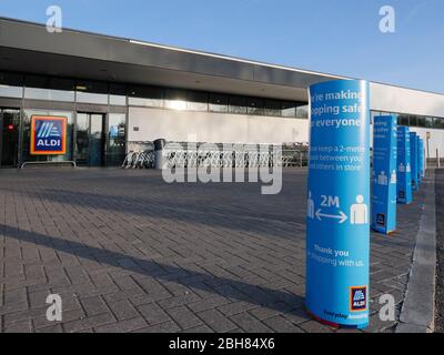 KIRKBY IN ASHFIELD, ENGLAND - APRIL 24: Coronavirus soziale Distanzierung Informationen in Aldi Supermarkt. In Kirkby In Ashfield, Nottinghamshire, England Stockfoto