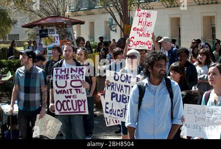 Austin, Texas USA, 4.. März 2010: Studenten und Dozenten der University of Texas in Austin nehmen am National Day of Action Teil, um gegen die vorgeschlagenen Budgetkürzungen im Hochschulbereich zu protestieren. ©Marjorie Kamys Cotera/Bob Daemmrich Photography Stockfoto