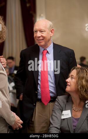 Austin, Texas, USA, 17. Februar 2010: Der ehemalige Bürgermeister von Houston, Bill White, erscheint nach dem Vorrangsieg der Demokraten in der vergangenen Woche vor Geschäftsleuten und Lobbyisten in Austin als Teil seiner Kampagne für den Gouverneur von Texas. White wird bei den Herbstwahlen dem amtierenden republikanischen Gouverneur Rick Perry gegenüberstehen. © Bob Daemmrich Stockfoto