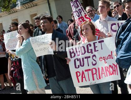 Austin, Texas USA, 4.. März 2010: Studenten und Dozenten der University of Texas in Austin nehmen am National Day of Action Teil, um gegen die vorgeschlagenen Budgetkürzungen im Hochschulbereich zu protestieren. ©Marjorie Kamys Cotera/Bob Daemmrich Photography Stockfoto