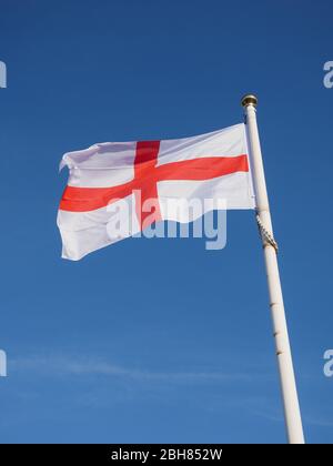 KIRKBY IN ASHFIELD, ENGLAND - APRIL 24: English St George Kreuz Flagge hoch gegen einen blauen Himmel. England. Low Moor Road, in Kirkby in Ashfield, Nottingh Stockfoto